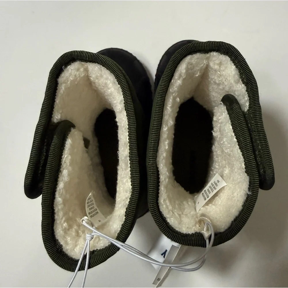Old Navy Kids Winter Boots Sherpa Lined in Olive Green - Size 7 *NWT*